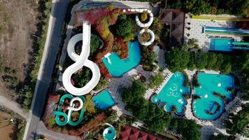 aéreo Visão do vibrante água parque com enrolamento slides e piscinas video