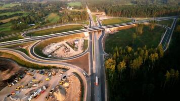 antenn se av komplex motorväg utbyte mitt i skog och fält video