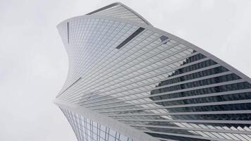 innovativo dinamico architettonico design con un' Impressionante grattacielo con unico caratteristiche. azione video