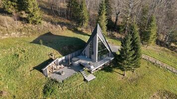 un cadre maison avec Extérieur sièges zone - un un cadre maison avec une spacieux pont, chaud baignoire, Feu fosse, et Extérieur sièges zone entouré par verdure et des arbres sur une ensoleillé flanc de coteau. video