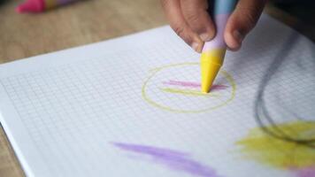 un niño creando Arte por dibujo con vistoso marcadores en grafico papel video