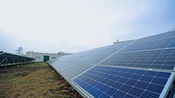 azul solar painel em a chão. sustentável e renovável fonte do energia. poder Engenharia conceito. fechar-se. video