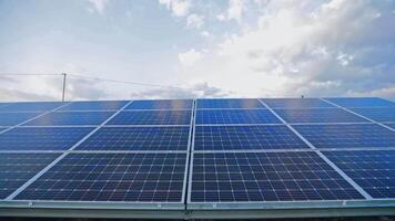 azul solar painel debaixo a luz solar. fotovoltaico bateria debaixo a céu. renovável verde alternativo energia. fechar-se. video