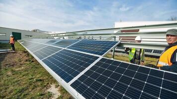 solar painéis instalação debaixo azul céu. trabalhadores instalar Inovativa solar pilhas em a solar Fazenda. Novo fonte do energia. espaço de tempo. video