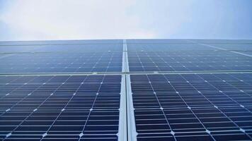 azul solar painel debaixo a Claro céu. fotovoltaico bateria dentro a luz solar. renovável energia. fechar-se. movimento Câmera topo abaixo. video
