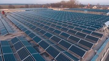 muitos solar painéis em uma cobertura do uma enorme prédio. ensolarado pilhas para receber alternativo energia a partir de a Sol. aéreo visualizar. video