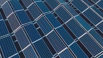 Inovativa solar Fazenda em teto. solar painéis em uma cobertura do uma construção em natureza fundo. renovável verde alternativo energia conceito. video