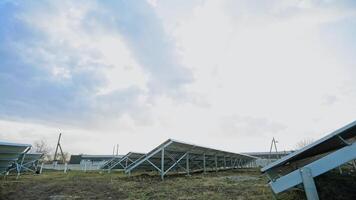 solar energia Fazenda em a campo. solar painéis em anexo em metal base em a chão. renovável fonte do energia. Visão a partir de abaixo. video