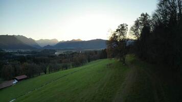 ein Aussicht von ein Berg Angebot beim Sonnenuntergang video
