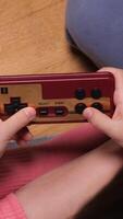 vertical criança jogando retro jogos usando controlador às casa video