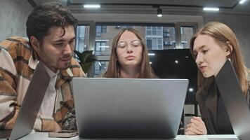 grupp av kollegor samla runt om bärbar dator, var kontor arbetstagare presenterar framsteg av projekt. de dela med sig deras tankar och yttranden på ämne, diskuterar den under brainstorming session. video