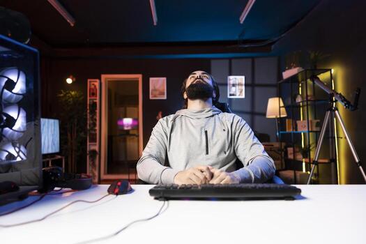 jugador teniendo a reiniciando juego después perdiendo misión mientras jugando videojuego, sensación exhausto. hombre trastornado después necesitando a comienzo de nuevo después consiguiendo personaje destruido por más poderoso enemigos foto