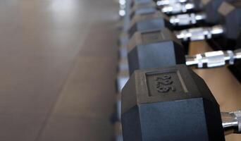 Selective focus on a row of weights in a gym photo