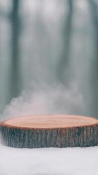 de madera árbol rebanada con texturizado ladrar rodeado por niebla en un borroso natural antecedentes. rústico y inspirado en la naturaleza diseño concepto. foto