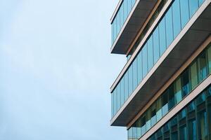 nuevo azul vaso edificio arquitectura en azul cielo fondo, bajo ángulo arquitectónico exterior ver de moderno, Copiar espacio para texto foto