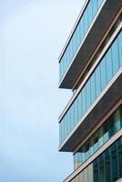 nuevo azul vaso edificio arquitectura en azul cielo fondo, bajo ángulo arquitectónico exterior ver de moderno, Copiar espacio para texto foto