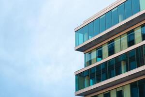 nuevo azul vaso edificio arquitectura en azul cielo fondo, bajo ángulo arquitectónico exterior ver de moderno, Copiar espacio para texto foto