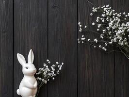 Pascua de Resurrección celebracion modelo con decorativo conejito y flores silvestres en rústico de madera antecedentes foto