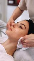 relaxant faciale traitement à une spa avec expert mains dans serein environnement video