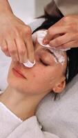 relaxant faciale traitement avec apaisant masques dans une serein spa réglage video