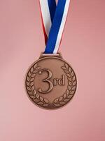 bronce medalla colgando en un vistoso cinta, representando tercero sitio en un competencia. foto