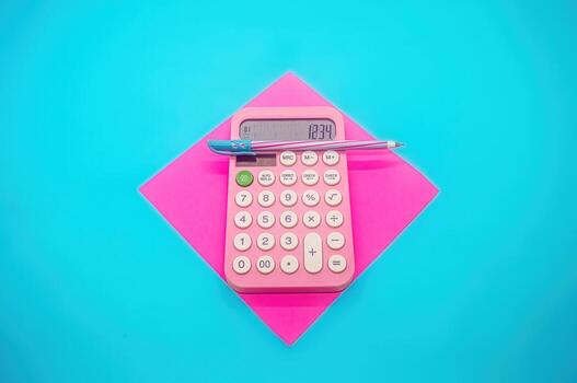 un rosado calculadora mostrando el número 1234, con un bolígrafo metido en arriba, conjunto en contra un vibrante azul antecedentes y un rosado cuadrado papel. ideal para educativo o oficina temática visuales foto