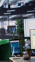 vertical lujoso sala del consejo espacio dentro un multinacional empresa usado para reuniones, oficina usado a ayuda hacer informado decisiones para el futuro de el empresa. vacío alto final espacio de trabajo dentro el firme. video