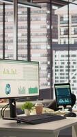 vertical vacío moderno espacio de trabajo con avanzado tecnología a mejorar eficiencia y productividad, Ayudar negocio profesionales atención en financiero estrategias. global empresa éxito objetivos video