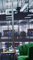 vertical luxuoso escritório espaço dentro uma multinacional companhia com uma monitor, apresentando desempenho Métricas e dados análise em uma televisão tela. moderno área de trabalho dentro uma corporação usava para Encontros. video