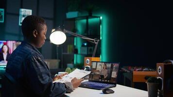 anställd arbetssätt från Hem håller på med företag möte videosamtal med chef begärande till ser finansiell diagram. distansarbetare i avlägsen telefonkonferens ring upp med team ledare som visar uppgift framsteg, kamera b video