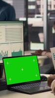 vertical corporativo empregado focado em estratégico planejamento Próximo para verde tela em pc, realizando o negócio Objetivos. fêmea consultor acionado dentro despesas análise e desempenho Métricas. Câmera uma. video