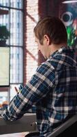 Programas desenvolvedor às computador codificação, alongamento juntas depois de sentado às escrivaninha também longo. isto especialista dentro casa escritório fazendo músculo exercícios depois de sentindo-me dor a partir de incorreta postura, Câmera uma video