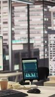 vertical vacío negocio oficina con cubículos usado en organizativo actividad eficiencia, teniendo avanzado tecnología artilugio a servir un sociedad con lujoso ciudad centrar sede. corporativo cultura. video