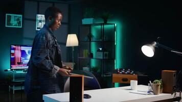 enfocado persona de libre dedicación trabajando desde hogar, mecanografía en computadora portátil, escritura en documento. remoto empleado desplazamiento en digital dispositivo y enviando correos electrónicos a negocio asociados, cámara si cerca arriba video