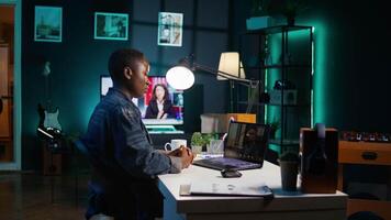 avlägsen anställd samtal chef avlägset använder sig av internet videosamtal till fråga för respons på projekt framsteg. distansarbetare i Hem kontor begärande bistånd från ledare i telefonkonferens möte, kamera b video