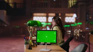 estudiantes preparando para conferencia y escritura ideas siguiente a Copiar espacio pantalla en libros de texto a un estudiar escritorio, creando un reflexivo ensayo como deberes en el biblioteca. colegio trabajar. cámara b. video