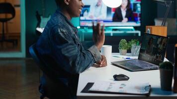 leende anställd hälsning chefer, använder sig av uppkopplad videosamtal till fråga för respons på projekt framsteg. glad arbetstagare vinka hand, hälsning medarbetare i telefonkonferens möte, kamera en video