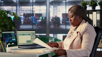 poderoso objetivo orientado gerente con ejecutivo poder analizando objetivo informes y kpi actuación métrica a garantizar productividad y eficiencia, la carretera a global expansión objetivos cámara una. video