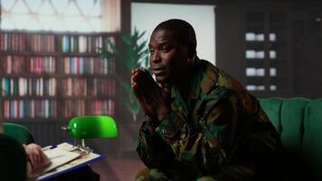 noir armé les forces guerrier visages traumatisme et anxiété à conseils session, adressage ptsd et parlant à propos horreur guerre scènes. éperdu soldat actions guerre flashbacks. caméra b. video