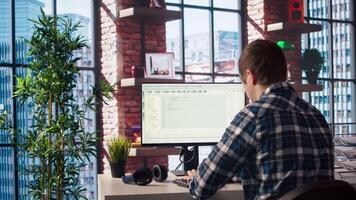 Programas desenvolvedor às computador codificação, criando Programas, implementando algoritmos. isto especialista dentro casa escritório trabalhando com código editor, construção formulários, otimizando desempenho, Câmera uma video