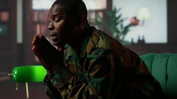 thérapeute offre Aidez-moi à armée soldat pendant psychothérapie session, Souffrance de bipolaire désordre et coquille choc dû à guerre flashbacks. éperdu militaire personnel offres avec SSPT. caméra un. video