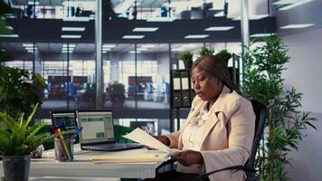 poderoso objetivo orientado gerente con ejecutivo poder analizando objetivo informes y kpi actuación métrica a garantizar productividad y eficiencia, la carretera a global expansión objetivos cámara b. video