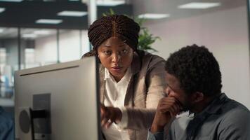 företag personal arbetssätt tillsammans till recension finansiell prognoser och analys, håller på med en brainstorming session med arkiveras dokument för projekt utveckling. uppnå mål för tillväxt. kamera a. video