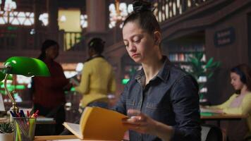 bibliotekarie slutföra anteckningar på inlärning material till hjälp studenter med akademisk Framgång, framställning för privat lektioner i de bibliotek. pedagogik expert- främja kunnighet och studerar. kamera a. video