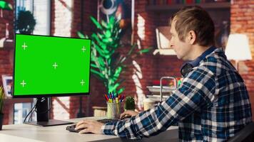 teletrabalhador dentro vivo quarto casa escritório usando croma chave pc para responda e-mails a partir de o negócio associados. controlo remoto empregado digitando em isolado tela dispositivo teclado, resolução tarefas dentro apartamento, Câmera b video