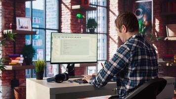 Programas desenvolvedor às computador codificação, alongamento juntas depois de sentado às escrivaninha também longo. isto especialista dentro casa escritório fazendo músculo exercícios depois de sentindo-me dor a partir de incorreta postura, Câmera uma video