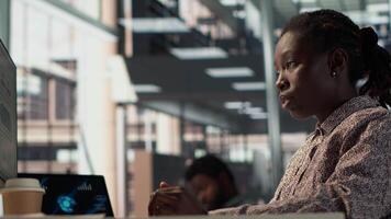 africain américain Personnel en cours d'analyse financier Les données pour stratégique planification, débattre Ressource allocation pour efficace affaires opérations. analyste Est-ce que financier prévision et analyse. caméra un. video