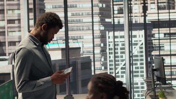 negro analista trabajando con mensual ingresos equilibrar a crear financiero planes utilizando en línea herramientas, analizando datos infografía. empresario gerente organizativo metas para eficiencia. cámara una. video