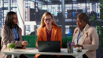 diverso mulheres executivos dentro uma moderno escritório discutindo o negócio crescimento, carreira desenvolvimento e gênero igualdade. poderoso líderes dentro açao unindo forças para expandir a empreendimento. Câmera uma. video