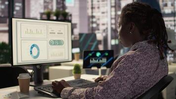 executivo assistente dentro Alto fim escritório trabalho em infográficos dados análise para problema resolução tarefas, planejamento recurso alocação para Apoio, suporte o negócio crescimento e realizar metas. Câmera b. video